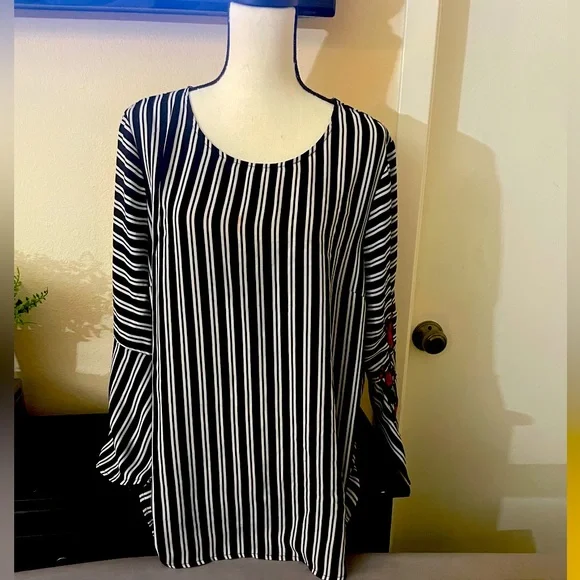 Beautiful striped black and white with hot pink floral appliqué on sleeve XL - Picture 2 of 4